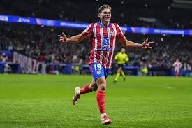 跟队：麦迪逊赛后拄拐穿过混合采访区，神情十分沮丧